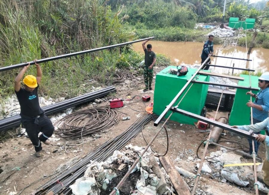 Jembatan Garuda Koramil 01/Tembilahan Memasuki Tahap Pemasangan Seling