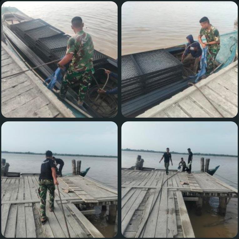 Jembatan Garuda Terus Dikebut, Koramil 01/Tembilahan dan Warga Angkut Besi Lewat Sungai