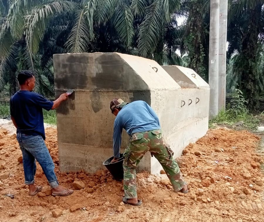 Jembatan Perintis Garuda di Kemuning Dikebut, Babinsa dan Masyarakat Lakukan Pengacian Pondasi