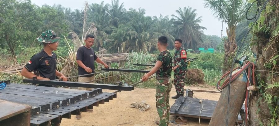 Jembatan Perintis Garuda Keritang, Babinsa 09/Kemuning Pasang Besi Tiang Pilon dan Lantai Gelagar