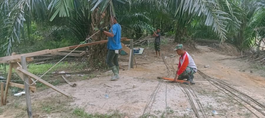 Jembatan Perintis Garuda Penghubung Antar Dusun Terus Dikebut, Babinsa Turun Langsung