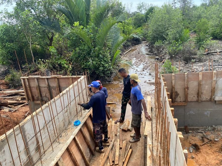Jembatan Sungai Mata II Masuki Tahap Krusial, TNI dan Warga Kebut Pekerjaan