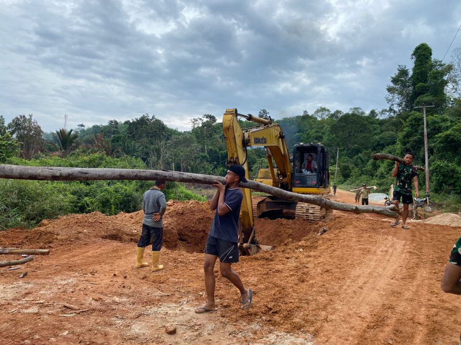 Jembatan Sungai Paya Masuki Tahap Pemasangan Kayu Crucuk