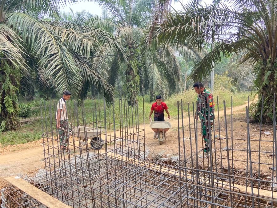 Jembatan Gantung Pring Jaya Terus Dikebut, Satgas Kodim 0302/Inhu Fokus Pengecoran