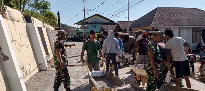 Judul: TMMD ke-129, Danramil Tambelan Bersama Warga Gotong Royong Cor Jalan Gang Flamboyan