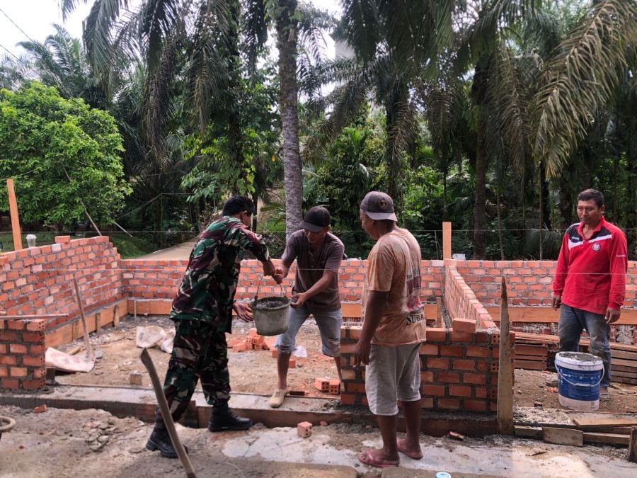 Jum’at Berkah, Babinsa 09/Kemuning dan Warga Kompak Gotong Royong Pembangunan Musholla