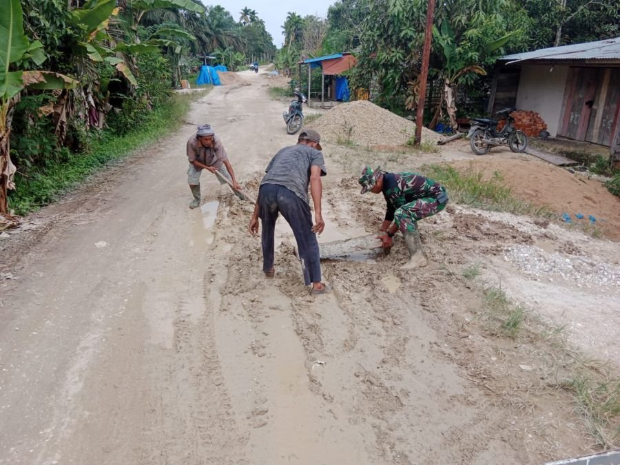 Jum'at Berkah: Babinsa Koramil 09/Kemuning Gotong Royong Bersama Warga  Binaan