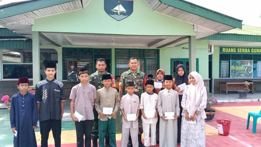 Jumat Berkah Dandim 0313/KPR, Babinsa Koramil 05/KK Salurkan Bantuan kepada Masyarakat