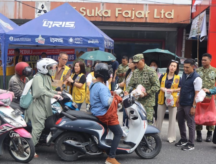 Jumat Berkah, Kodim 0301/Pekanbaru Bersama Lions Club 
Hadirkan 600 Nasi Bungkus untuk Warga