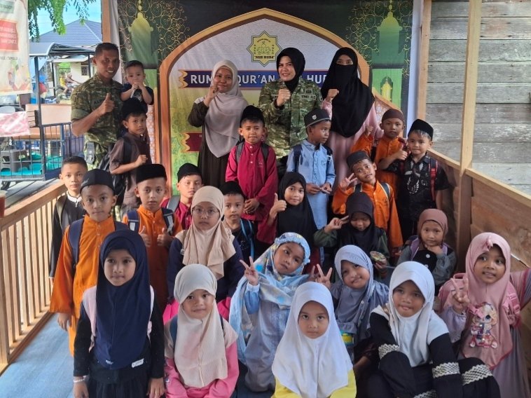 Jumat Berkah, Koramil 01/Bangko Bagikan Makanan Siap Saji di TPA Nurul Huda