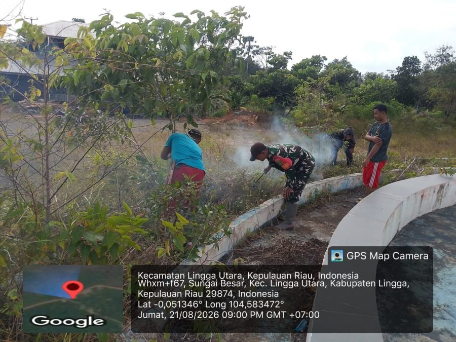 Jumat Bersih, Babinsa dan Warga Desa Sungai Besar Bersihkan Taman Tugu Cangkul