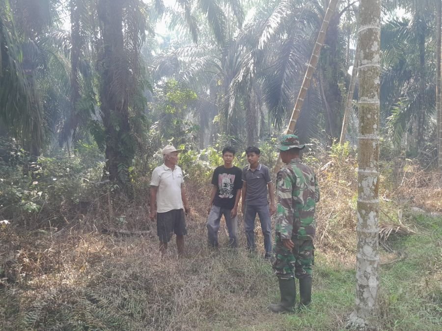 Jumat Pagi, Peltu Nofiandi Bersama Masyarakat Patroli Cegah Karhutla di Kec. Reteh