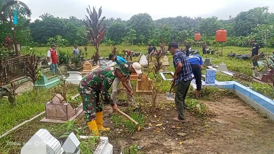 Junjung Nilai Gotong Royong: Babinsa Koramil 01/Siak Bersama Warga Bersihkan Fasilitas Umum