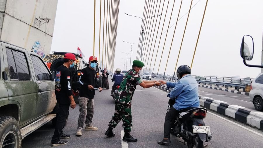 Kabut Asap, Babinsa Koramil 06/Sukajadi Bersama Instansi Gabungan Bagikan Masker kepada pengguna jln