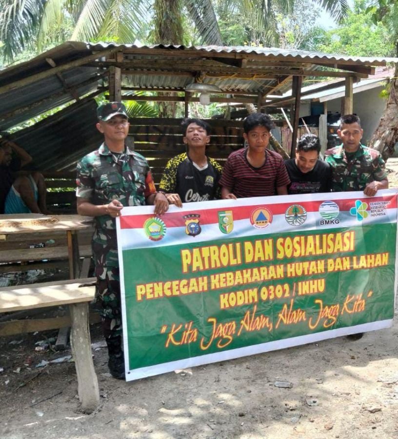 Kabut Asap Kembali Melanda, Serda Jama’anur Pimpin Upaya Pencegahan Karhutla di Desa Kampung Baru