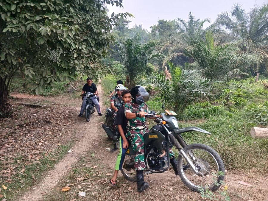 Kabut Asap Menyelimuti Wilayah, Serka Efison Pimpin Babinsa Patroli Karhutla di Desa Bedeng Sikuran