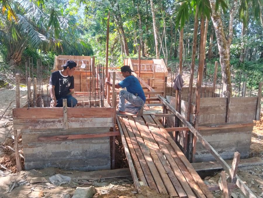 KABUT PROGRES TAHAP V, KODIM 0313/KPR DAN WARGA GEBER PENGECORAN DAN PERAKITAN BESI JEMBATAN BUKIT M