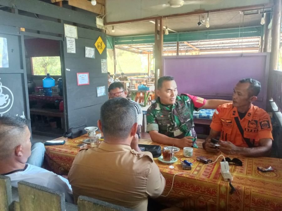 Kabut Tebal Selimuti Daik Lingga, Babinsa dan BPBD Turun Himbau Warga Pakai Masker