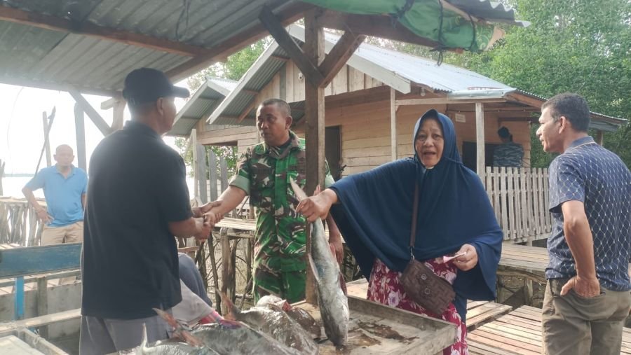 Kampung Pancasila Jadi Ruang Kebersamaan, Babinsa Merbau Perkuat Silaturahmi Warga Teluk Belitung