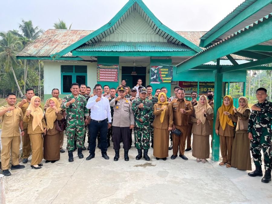 Kapolsek Gaung Berikan Ucapan Ulang Tahun kepada Koramil 05 GAS dalam Rangka Dirgahayu TNI ke-81