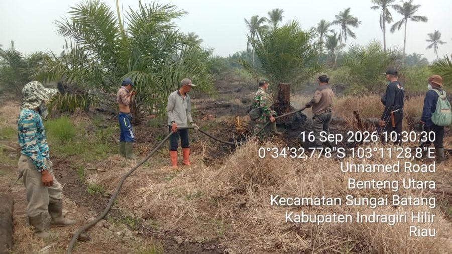 Karhutla 2 Hektare di Benteng Utara Padam Total, Babinsa 07/Reteh Lakukan Pendinginan Titik Asap