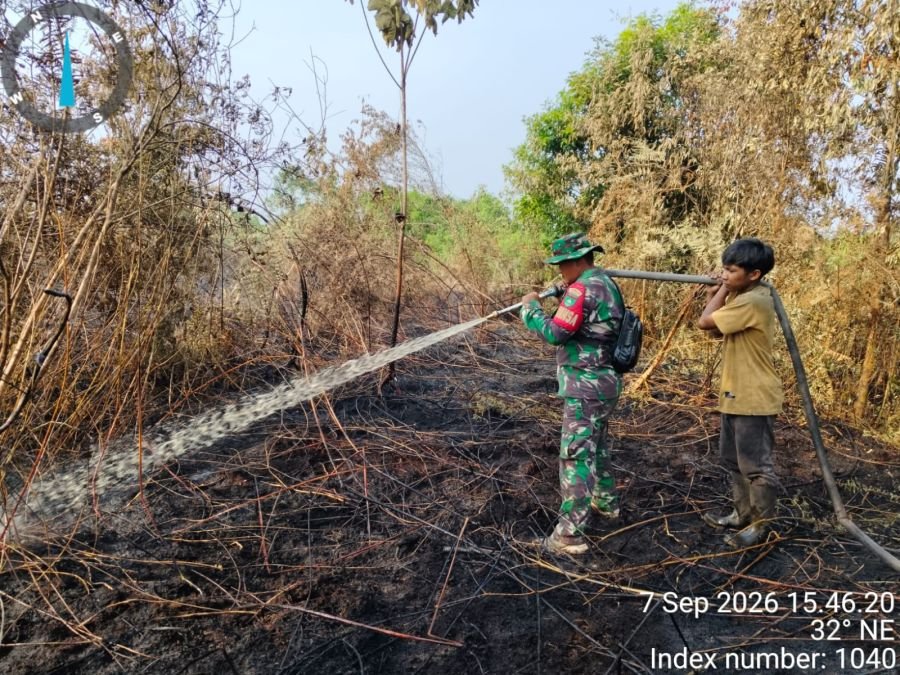 Karhutla 8 Hektare Masih Berasap, Babinsa Koramil 10/Pelangiran dan Tim Gabungan Terus Berjuang