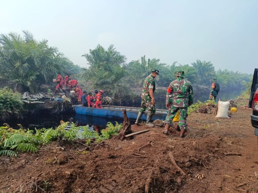 KARHUTLA DI PEMATANG PUDU BENGKALIS, TIM GABUNGAN BERJUANG PADAMKAN API DI LAHAN GAMBUT