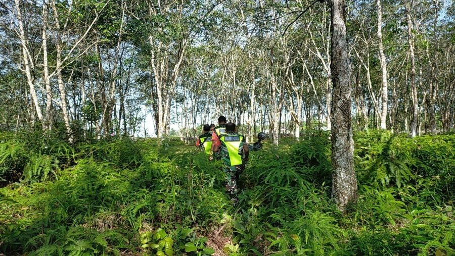 Karhutla Diantisipasi, Babinsa Koramil 02/KT Pantau Wilayah Banjar Lopak
