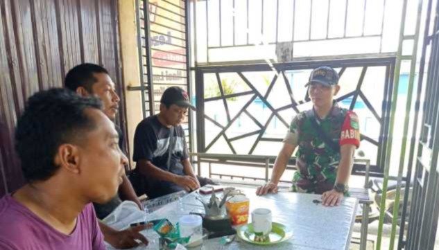 Karhutla Ganggu Kualitas Udara, Babinsa 01/Tembilahan Ingatkan Warga Pakai Masker