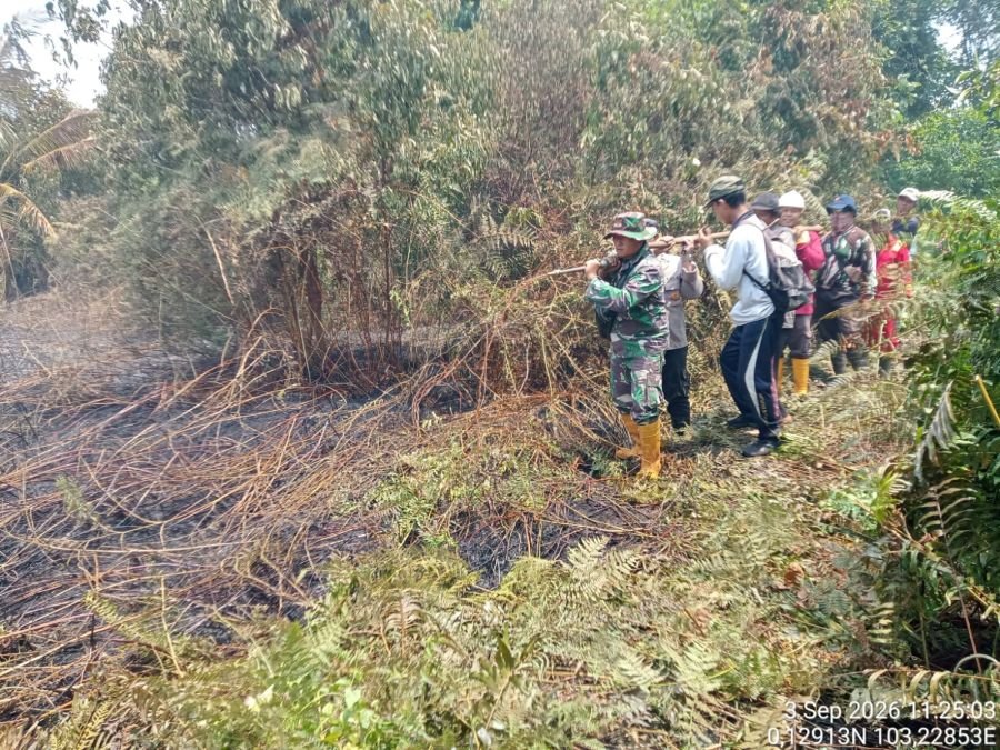 Karhutla Hanguskan 8 Hektare Lahan Gambut, Babinsa Koramil 10/Pelangiran Perketat Pendinginan