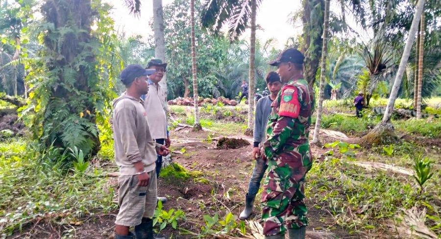 Karhutla Jadi Prioritas, Babinsa 09/Kemuning Gandeng Warga Jaga Wilayah Tapal Batas