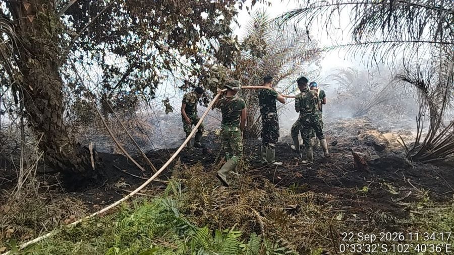 Karhutla Lahan Gambut 13 Ha di Pancur Keritang, Babinsa Koramil 09/Kemuning Turun Padamkan Titik Api