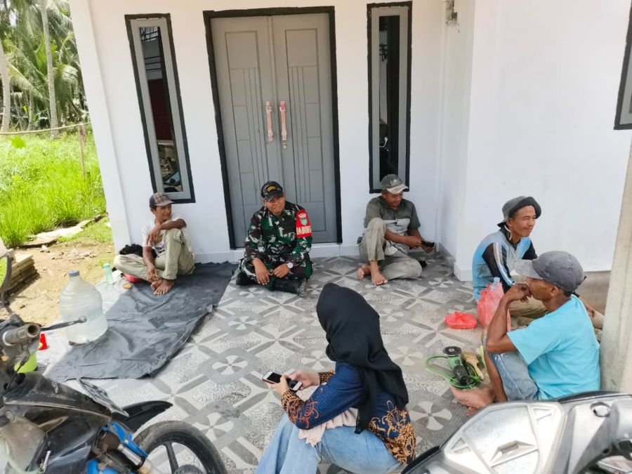 Karhutla Mengintai, Babinsa 01/Tembilahan Serda Miskal Ingatkan Warga Tingkatkan Kewaspadaan