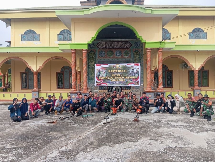 Karya Bakti HUT Ke-1 Kodam XIX/Tuanku Tambusai, Koramil 05/Bukit Batu Bersihkan Masjid Al-Mukminin