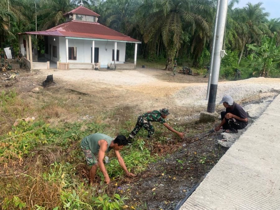 Karya Bakti Prajurit Yonif TP 953/Harimau Rawa Percantik Masjid Di Desa Pengalihan