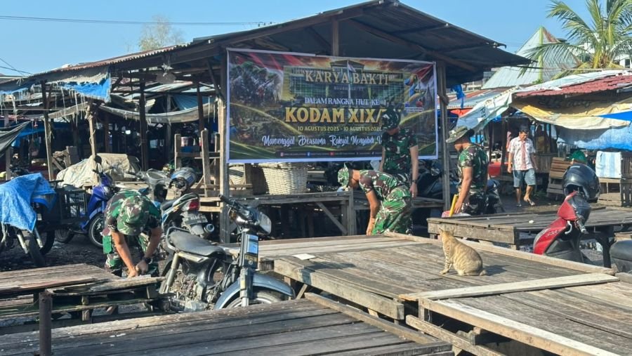 Karya Bakti TNI Warnai HUT Kodam XIX, Brigif TP 89/GG, dan Yonif 898/PC Bersihkan Pasar Bangkinang
