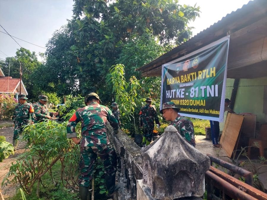 Karya Bhakti HUT ke-81 TNI, Koramil 01/Dumai Perbaiki Rumah Veteran di Pangkalan Sesai