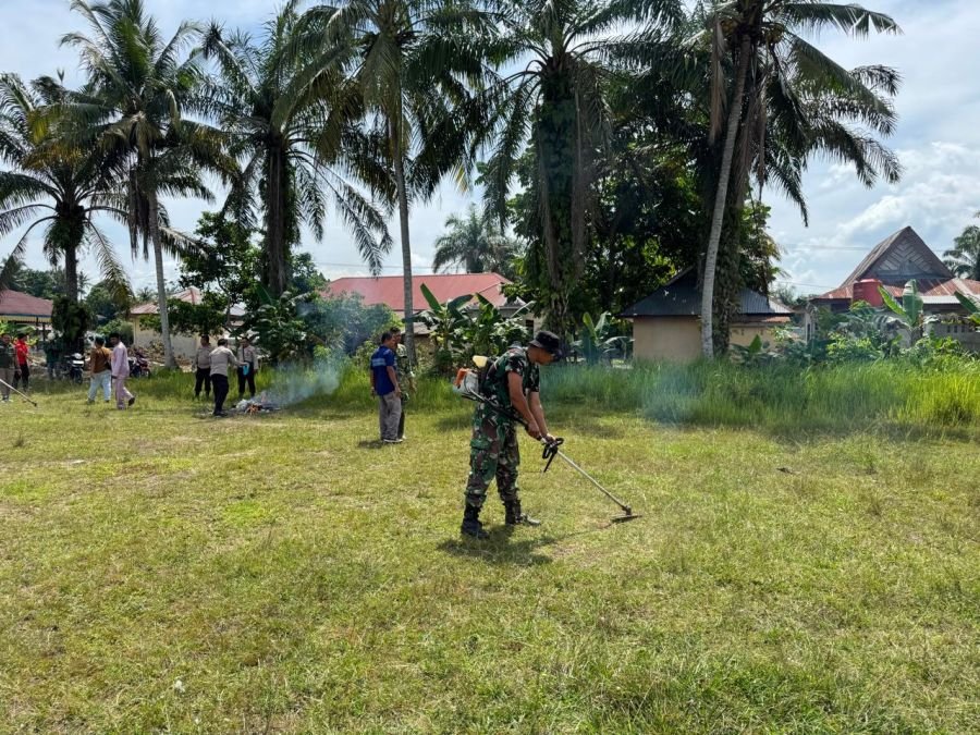 Karya Bhakti Serentak di Minas, TNI-Polri dan Warga Minas Bersihkan Perkantoran Rantau Bertuah