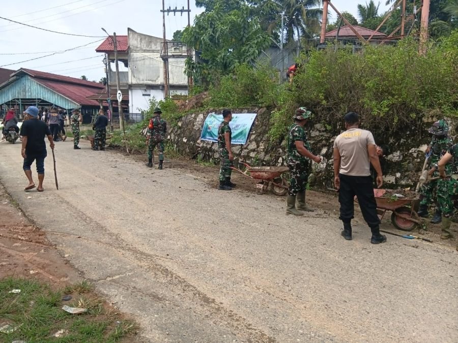 Karya Bhakti TNI Warnai HUT ke-1 Kodam XIX/Tuanku Tambusai, Koramil 08/KM Bersihkan Pasar