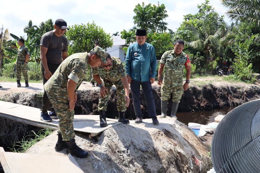 Kasdam XIX/Tuanku Tambusai Tinjau Karya Bakti Pembangunan Jembatan Garuda di Pekanbaru