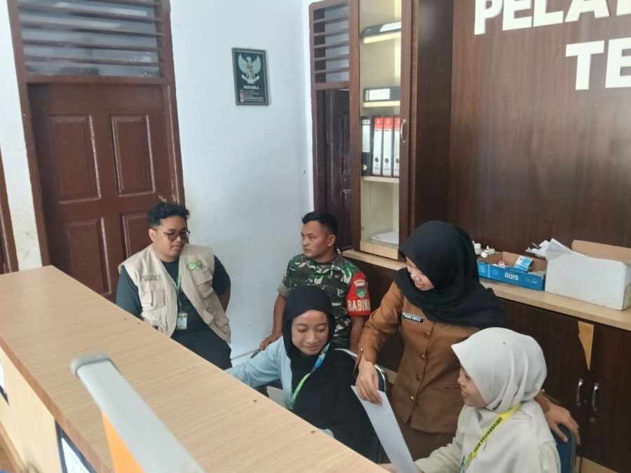 Kawal KKN Unri di Desa Bono Tapung, Babinsa Imbau Mahasiswa Jaga Diri dan Hubungan Baik