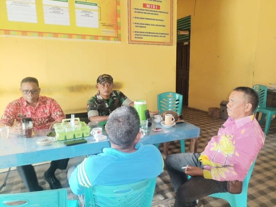 Kawal Layanan Warga, Babinsa Koramil 10/Pelangiran Tegaskan Staf Kecamatan Utamakan Transparansi