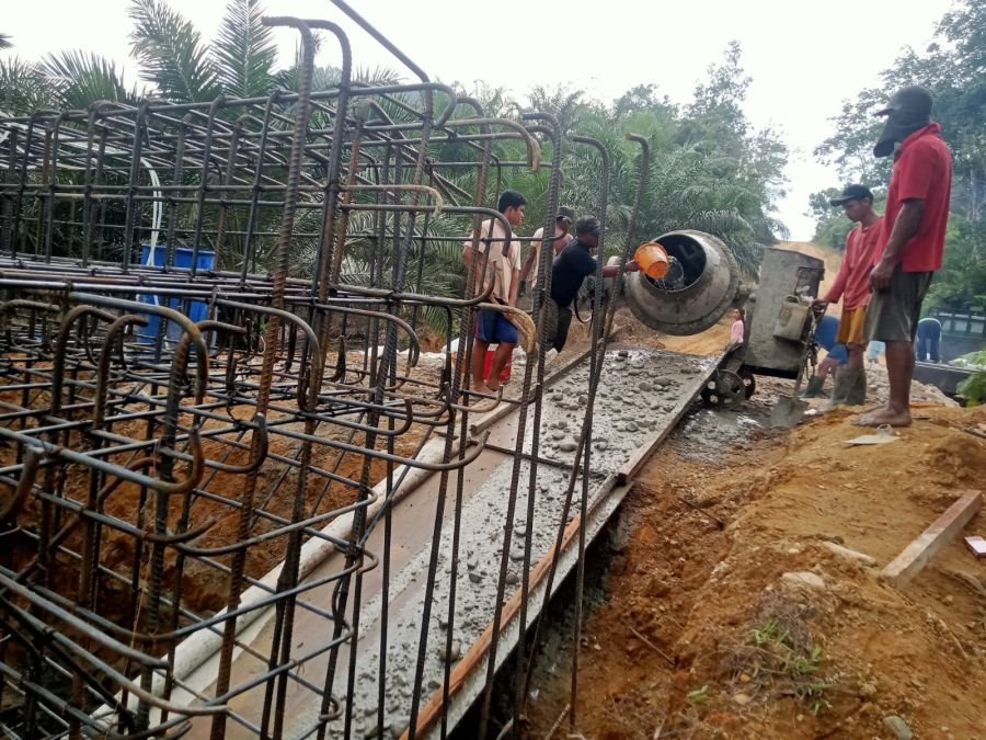 Kawal Pembangunan di Wilayah Binaan, Babinsa Koptu Ade Jendra Dampingi Pengecoran Tapak Fondasi