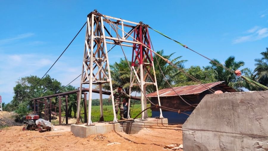 Kawal Pembangunan Jembatan Garuda, Babinsa Koramil 05/Rimba Melintang Turun Langsung ke Lokasi
