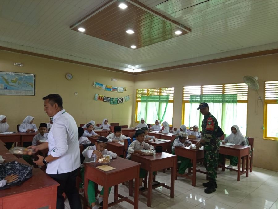 Kawal Program MBG, Babinsa 01/Tembilahan Pastikan Hak Gizi Siswa Terpenuhi