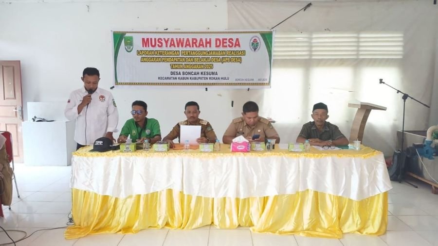 Kawal Transparansi Anggaran, Babinsa Koramil 08/Tandun Hadiri Musdes Laporan APB Desa Boncah Kesuma