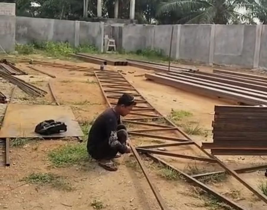 KDKMP Lahai Kemuning Lanjutkan Pembangunan, Pengelasan Tiang Kuda-Kuda Dikerjakan