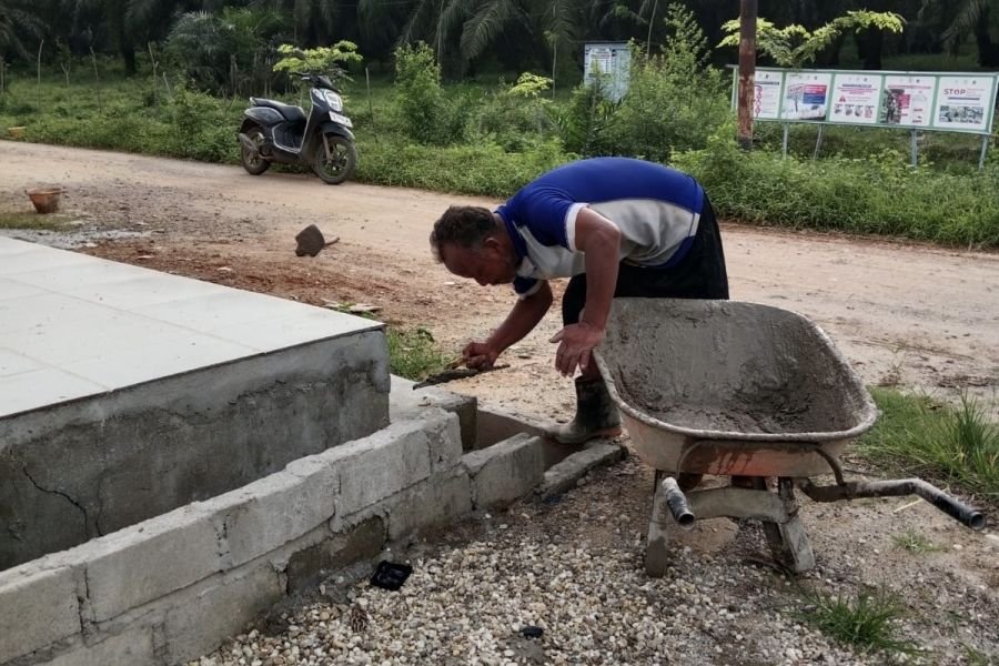 KDKMP Lembah Dusun Gading Rapikan Selasar Depan, Pekerjaan Terus Berjalan