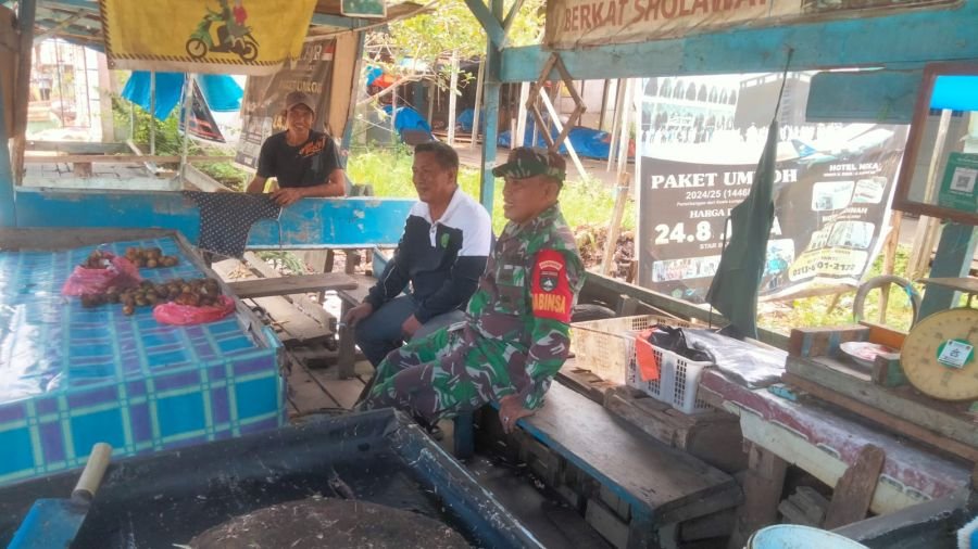 Keamanan Lingkungan Jadi Fokus Sertu Dodi Eka Putra Saat Temui Warga Kelurahan Pelangiran