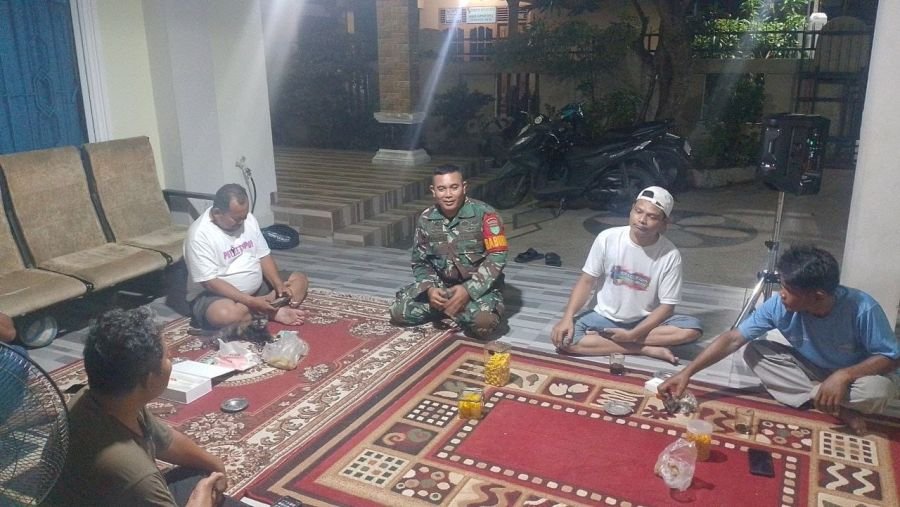 Kebersamaan Babinsa dan Warga Perkokoh Siskamling di Kelurahan Tirta Siak